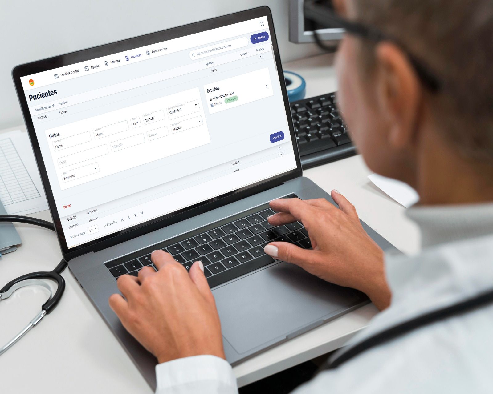 Profesional de la salud trabajando en la ficha de un paciente en IMAVEN